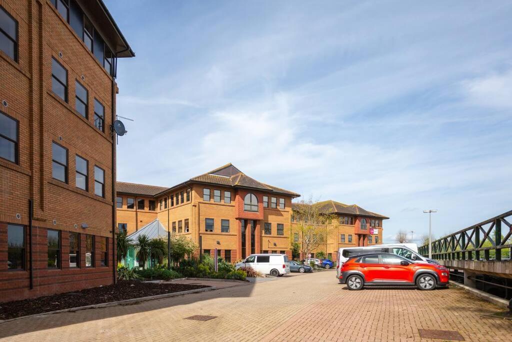 Waterside 2 Bed Apartment Taunton & Free Off Road Parking & Wifi Exterior foto